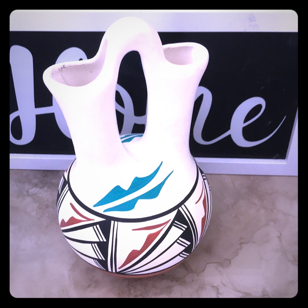 L.toya Jemez wedding vase